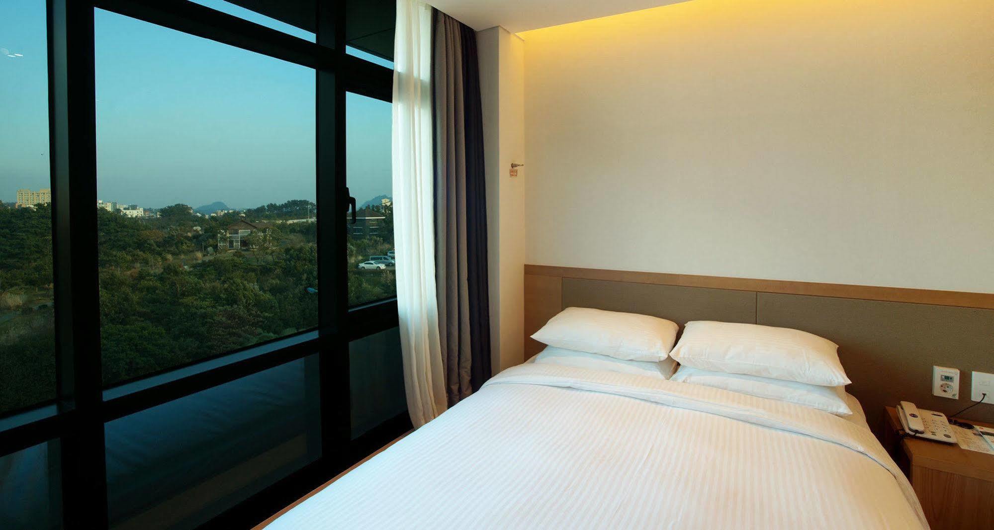 Jeju Poong Gyung Hotel Согвіпо Екстер'єр фото